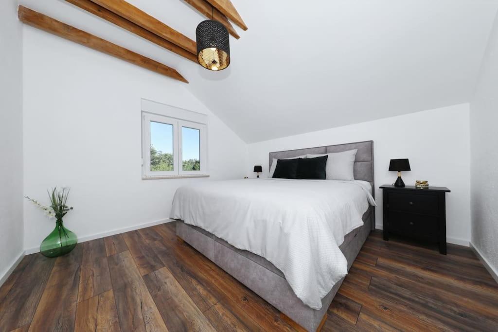 Holiday House Aurora Borealis Ervenik Екстериор снимка